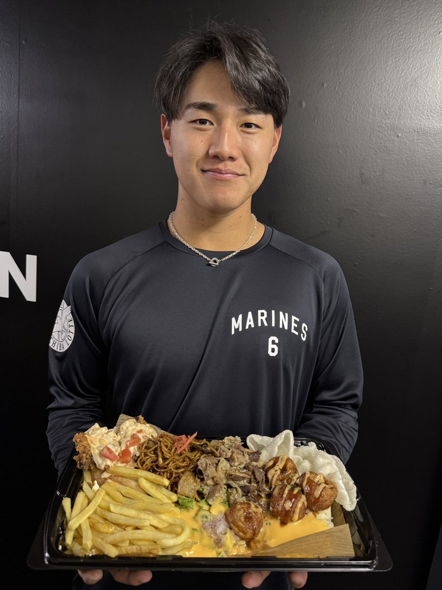 chibalotte_pr's tweet photo. なんと総重量1.1kg！満塁ホームラン級のビッグな球場グルメを手にした #西川史礁 選手。 7/10(金)に販売開始となる #ママタルト さんプロデュースの『幕張の1.1kg！ママタルトのカロリーPUSHプレート』を前に「これはすごいっすね！お肉もいっぱいだし、めちゃくちゃ背徳感ある！」とニヤリ。
#chibalotte #広報
