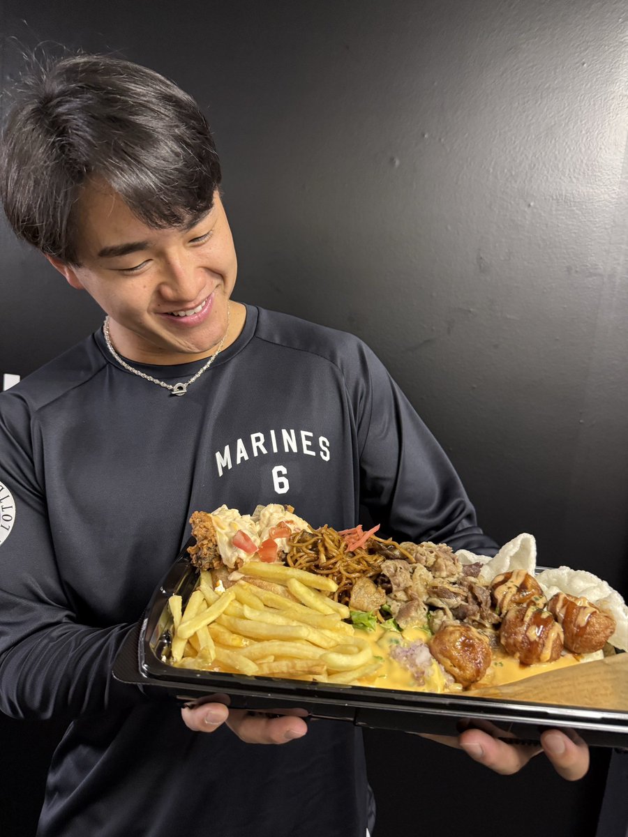 chibalotte_pr's tweet photo. なんと総重量1.1kg！満塁ホームラン級のビッグな球場グルメを手にした #西川史礁 選手。 7/10(金)に販売開始となる #ママタルト さんプロデュースの『幕張の1.1kg！ママタルトのカロリーPUSHプレート』を前に「これはすごいっすね！お肉もいっぱいだし、めちゃくちゃ背徳感ある！」とニヤリ。
#chibalotte #広報