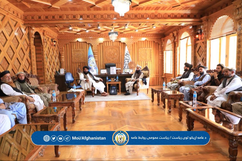 moiafghanistan's tweet photo. نورستان کې د کورنیو چارو وزارت د عامه اړیکو لوی رییس له ولایتي چارواکو، رسنیو او یتیمو زده‌کوونکو سره ولیدل

د کورنیو چارو وزارت د عامه اړیکو لوی رییس، الحاج مولوي عبدالحکیم همت اخندزاده، د یوه پلاوي په مشرۍ نورستان ولایت ته د کاري سفر پر مهال.۱/۶ https://t.co/Qyp6QlCgz5