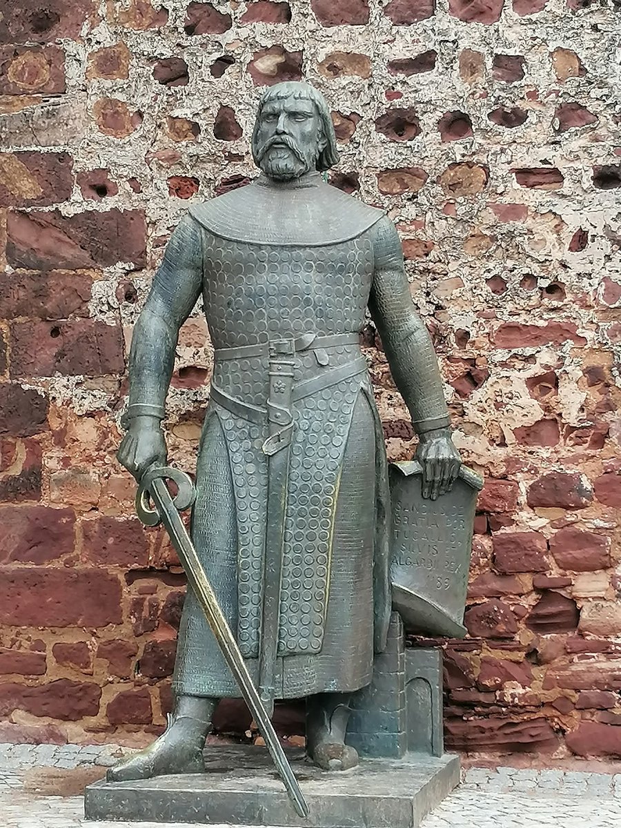 skymanuelima's tweet photo. O Castelo de Silves é 1 das + notáveis obras de arquitetura militar que os árabes deixaram entre nós, com + de mil anos de existência. Esta fortificação situa-se no ponto mais elevado da colina em que a cidade assenta. #Castelo #Silves #Algarve #visitPortugal #travelphotography https://t.co/gYdwjTssFN