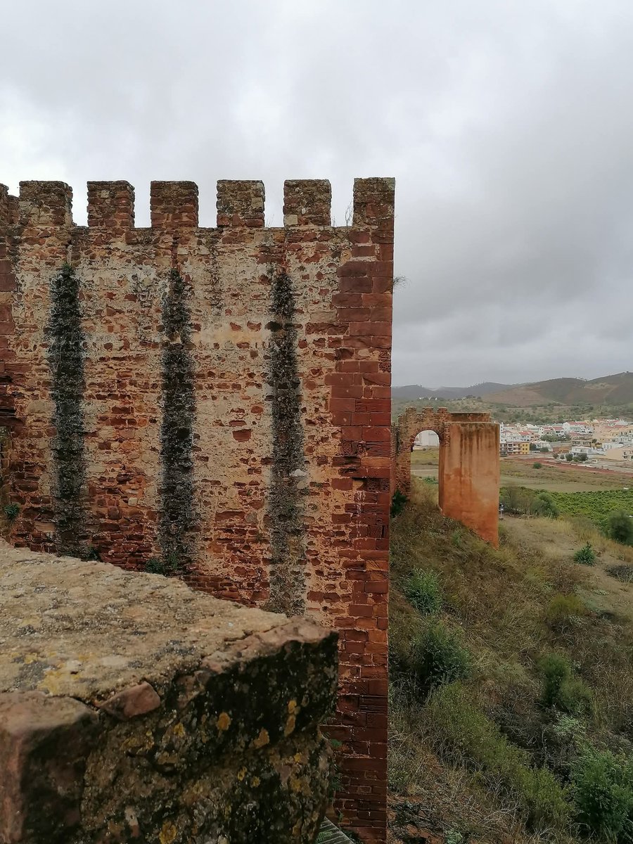 skymanuelima's tweet photo. O Castelo de Silves é 1 das + notáveis obras de arquitetura militar que os árabes deixaram entre nós, com + de mil anos de existência. Esta fortificação situa-se no ponto mais elevado da colina em que a cidade assenta. #Castelo #Silves #Algarve #visitPortugal #travelphotography https://t.co/gYdwjTssFN