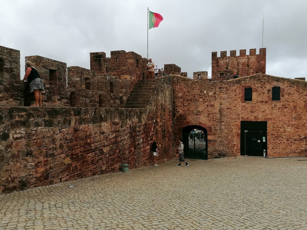 skymanuelima's tweet photo. O Castelo de Silves é 1 das + notáveis obras de arquitetura militar que os árabes deixaram entre nós, com + de mil anos de existência. Esta fortificação situa-se no ponto mais elevado da colina em que a cidade assenta. #Castelo #Silves #Algarve #visitPortugal #travelphotography https://t.co/gYdwjTssFN