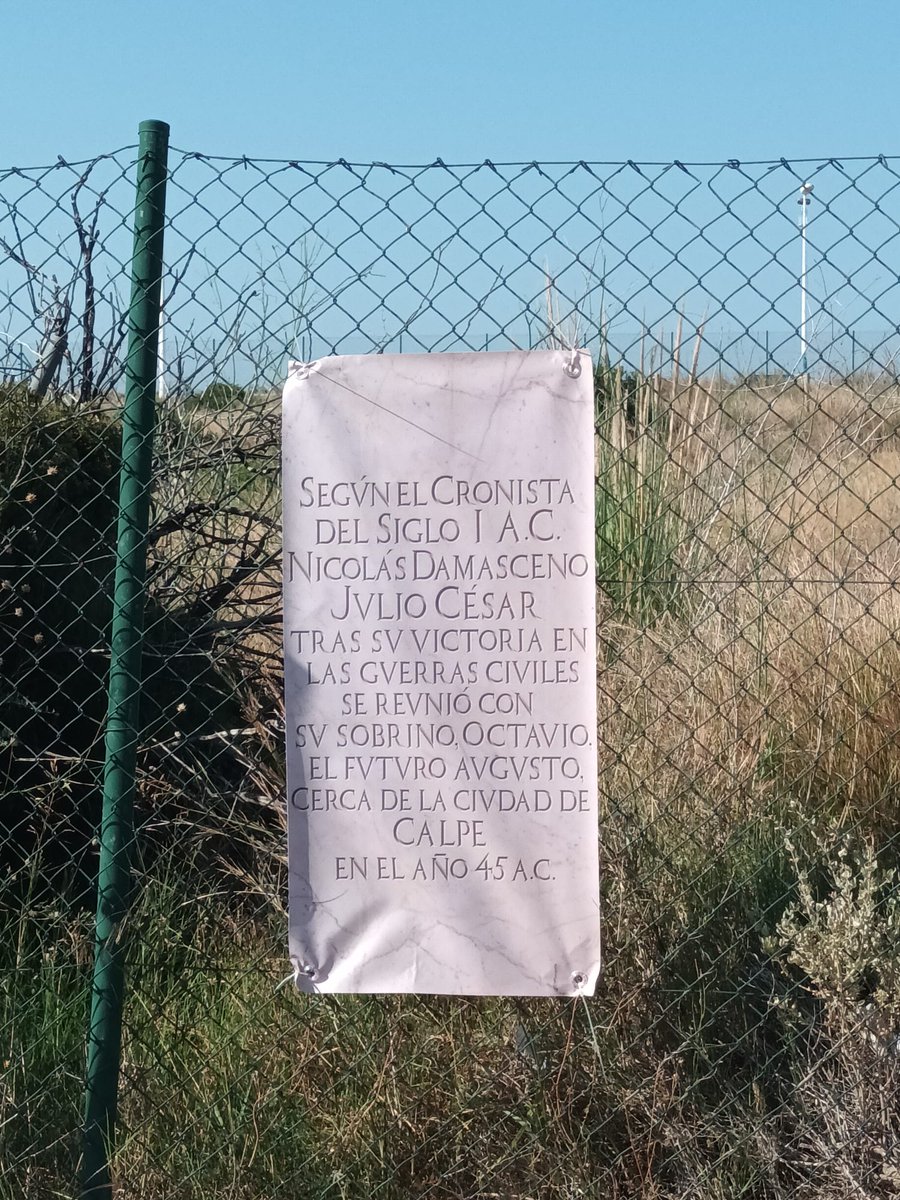 romanos_somos's tweet photo. En Calpe, junto al (semiabandonado) yacimiento de Baños de la Reina, ha aparecido esta lona, reproduciendo lo que el otro día comentábamos. Ojalá algún día el Ayuntamiento @TurismoCalp  se ponga las pilas y en vez de una lona, sea una placa. Mil gracias a quien la pusiera, reivindicando la historia de la poléis Kalpian...