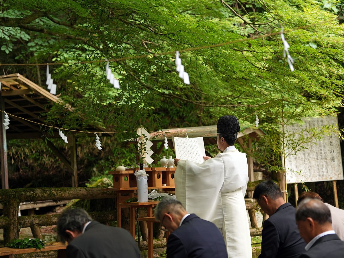 enacityofficial's tweet photo. ＼夏は寿老の滝でひんやり涼もう🌿💦✨／

7月4日、寿老の滝（三郷町）で滝開きと安全祈願祭が行われました🎐😊

寿老の滝は、滝つぼが浅く、小さな子どもも水遊びを楽しめる人気スポット👨‍👩‍👧‍👦💙

8月11日（火・祝）～16日（日）のお盆期間中は、五平餅やねぎまの販売も行われます😋🍡 https://t.co/S8KDuXnWmg