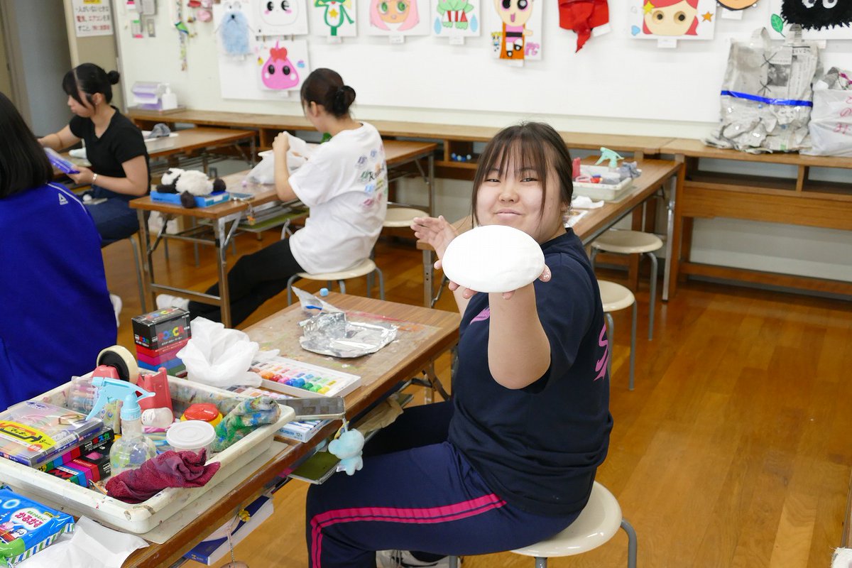 JOSEN70th's tweet photo. 「紙ねんどの取り扱い方」を学びました。

乾燥を防ぐ方法、形を作るときのコツ、製作した作品の保管方法などなど････
まずは、きれいな球を製作。
次は作品作り。
作るデザインを探し、いざ製作！

さてさて、何が出来上がるかな？
次週へ続く････
＃千葉女子専門学校 
＃保育士のたまご https://t.co/18yCrd3vYo