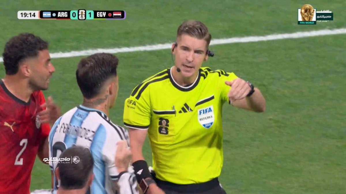 LBleuBlancRouge's tweet photo. L’arbitre français François Letexier est la cible d’insultes et de menaces de mort après l’élimination de l’Égypte hier par l’Argentine. Il est accusé d’être corrompu par les Juifs et les sionistes, et certains vont même jusqu’à dire qu’il a fait gagner l’Argentine parce qu’il serait juif et que l’Argentine serait un soutien d’Israël.

L’Égypte annonce qu’elle va porter plainte contre l’arbitrage après sa défaite.

Soutien total à notre arbitre français face à toutes ces crapules, toujours les mêmes pour n’importe quel événement ! 👊🏼🇫🇷