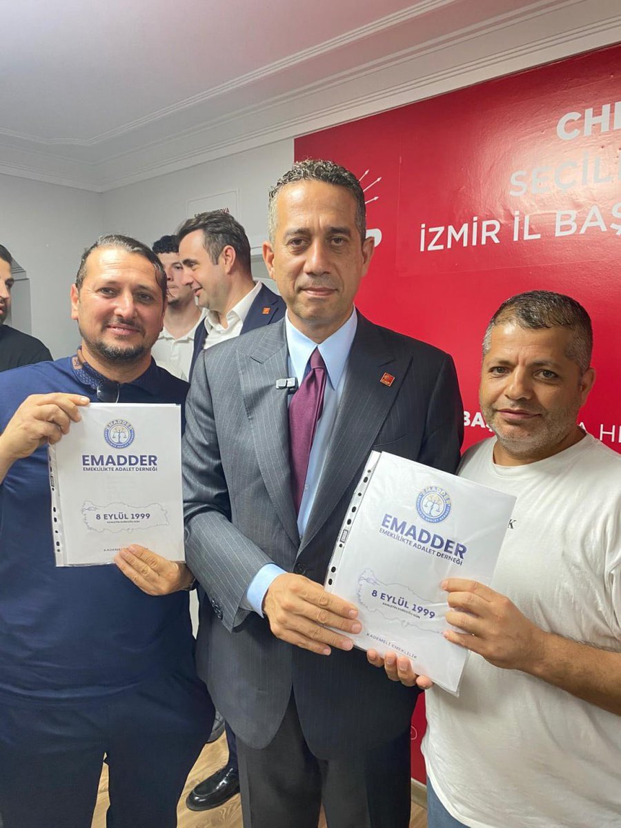 EmadDernegi's tweet photo. 📍 EMADDER’DEN CHP İZMİR İL BAŞKANLIĞI’NA ZİYARET

@herkesicinCHP
@ozgurizmiril
@GucCagatay
@alimahir
@M_Sarigul

Emeklilikte Adalet Derneği İzmir İl Temsilciliğimiz, CHP İzmir İl Başkanlığı’nı ziyaret ederek; CHP Grup Başkanvekili ve Mersin Milletvekili Sayın Ali Mahir Başarır, Erzincan Milletvekili Sayın Mustafa Sarıgül ve CHP İzmir İl Başkanı Sayın Çağatay Güç ile bir araya geldi.

Gerçekleştirilen görüşmede kademeli emeklilik mağduriyeti ve milyonların adalet beklentisi bir kez daha paylaşıldı.

Sayın Ali Mahir Başarır, Sayın Mustafa Sarıgül ve Sayın Çağatay Güç; kademeli emeklilik mücadelesini ve EMADDER'in çalışmalarını yakından takip ettiklerini ifade ederek desteklerinin devam edeceğini belirttiler.

Nazik kabulleri ve mücadelemize verdikleri kıymetli destek için kendilerine teşekkür ederiz.

Emeklilikte Adalet Derneği

@ulasskarasu
@gamzetascier
@SinanKrcOzturk
@CAOIletisim1
@DMendillioglu
@AykutKaya07
@Mv_CavitAri
@Mvmustafaerdem
@sururicorabatir
@UgurBayraktutan
@bulenttezcanchp
@EvrimKarakoz
@mvhuseyinyildiz
@avsbulbul
@EnsarAytekin10
@eczserkansari

@EmadDernegi
@EMADDER_KADEME
#Kademeİstiyoruz