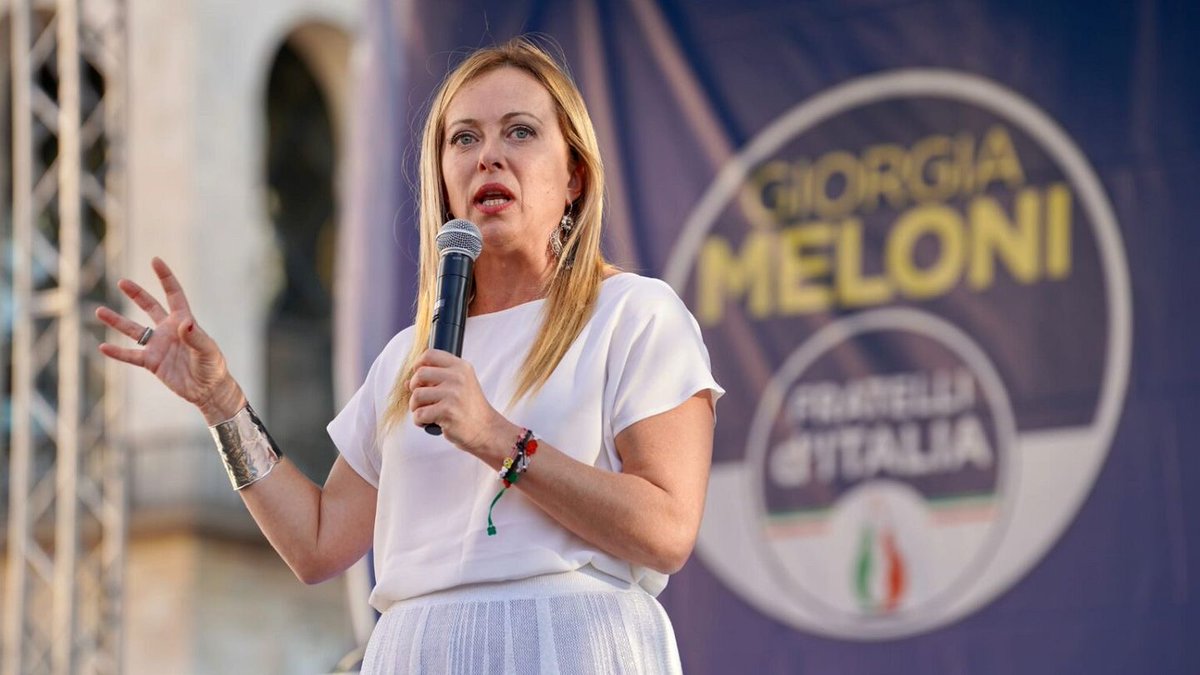 Wilehalm's tweet photo. Italien schafft das Bürgergeld ab – und die Armut sinkt. 

Liebe Sozialromantiker, liebe Leute, die noch immer glauben, der Staat müsse jedem, der „nein danke“ zu einem Job sagt, 1.200 Euro plus Miete und Heizung in die Hand drücken?

Italien hat es vorgemacht. Giorgia Meloni hat das bedingungslose Grundeinkommen für Arbeitsfähige einfach abgeschafft. 

👉 Arbeitslosenquote auf Rekordtief von 5,0 %. Hunderttausende stehen plötzlich wieder im Berufsleben.

„Wir wollen die Unterstützung in Beschäftigung verwandeln. [...] Es gibt Menschen, die seit drei Jahren die Leistung beziehen – der Staat muss diesen Menschen helfen, einen Arbeitsplatz zu finden.“ — Giorgia Meloni

Und was sagt die deutsche Debatte dazu? 
„Aber die Armut! Die Menschen verhungern! Die Sanktionen sind unmenschlich!“ 
Ach nee. In Italien sterben die Leute offenbar nicht massenhaft. Im Gegenteil, sie finden Jobs. Sogar schlecht bezahlte. Weil die Alternative plötzlich unangenehm wird.

In Deutschland machen wir es „besser“!?
 Neue Grundsicherung statt Bürgergeld – mit ein paar Sanktionen, vielen Ausnahmen, Schonfristen und Härtefallprüfungen. Damit ja niemand aus Versehen arbeiten muss. Ein 10-Prozent-Abzug bei verpasstem Termin? Grausam! Ein echter Job mit Mindestlohn? Noch grausamer!

Der beste Armutsschutz war noch nie der Scheck vom Finanzamt. Es war immer der Lohn am Monatsende.

Bravo, Meloni. 

Und an die deutsche Politik: Wenn ihr in zwei Jahren wieder feststellt, dass die Arbeitslosigkeit nicht sinkt und die Kosten explodieren – denkt dran, wer es zuerst gewagt hat. Ihr wart es nicht.

Teilt das, fordert echte Reformen und werdet laut. Der Sozialstaat der Zukunft muss nachhaltig sein – oder er scheitert.
#Bürgergeld #Grundsicherung #Meloni #ArbeitsmarktReform #Sozialstaat