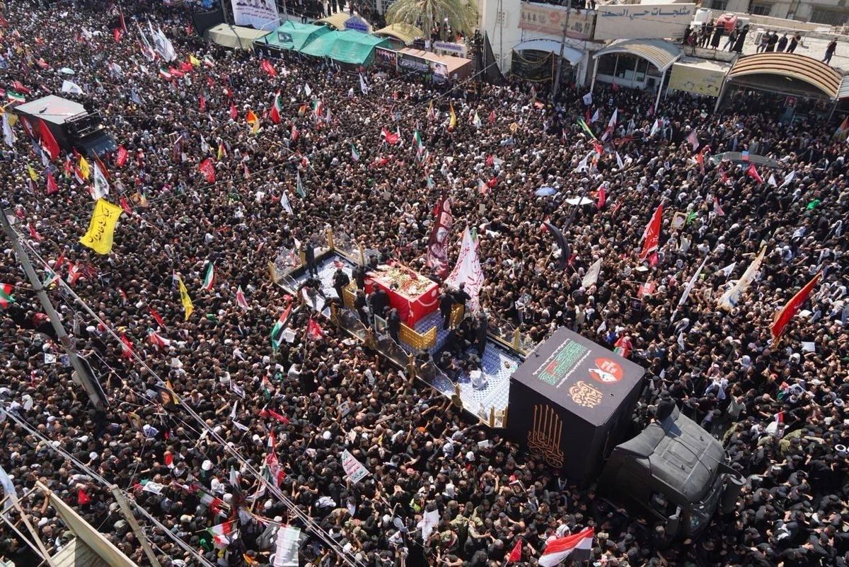 abd24024's tweet photo. الدماء التي انتصرت على السيف.
بيض الله وجوهكم يا شيعة العراق
هذه الدماء الزكية والعزيزة عند الله تبعث الروح في أمة التشيع.
نعش
 السيد الشهيد الولي الفقيه في مدينة جده علي بن أبي طالب عليه السلام. https://t.co/2ENK2S6ZP6
