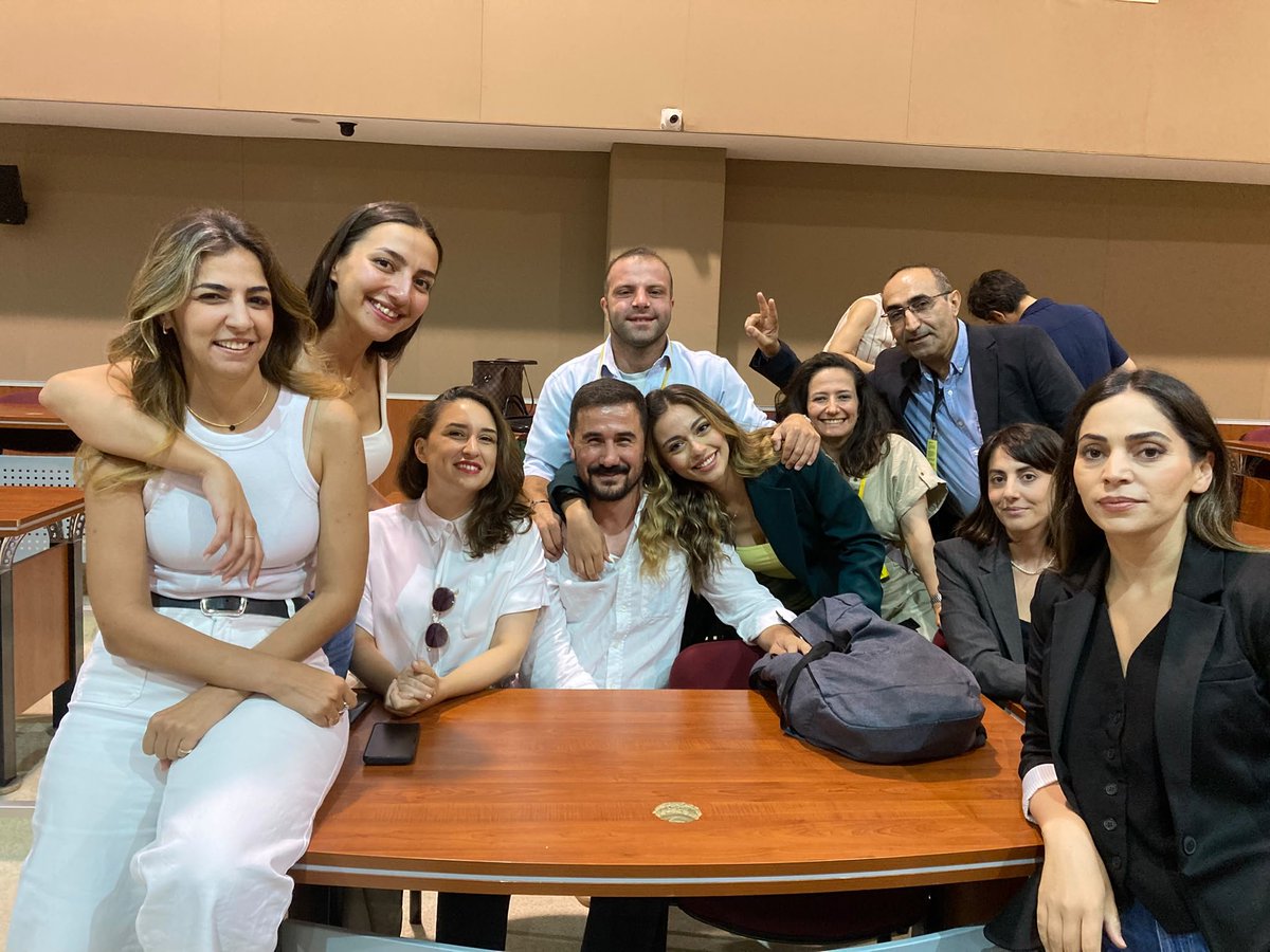 kayhanayhann's tweet photo. 1 günlük aranın ardından İBB Davası'nın 64. gününde Silivri'deyiz.

Arkadaşlarımın dün boş bıraktıkları yerime oturdum. 

Ekrem İmamoğlu, "Cumhurbaşkanı İmamoğlu" sloganları ve coşku ile salonda. Dava başladı. #İBBDavası https://t.co/8oQVh1mt4u