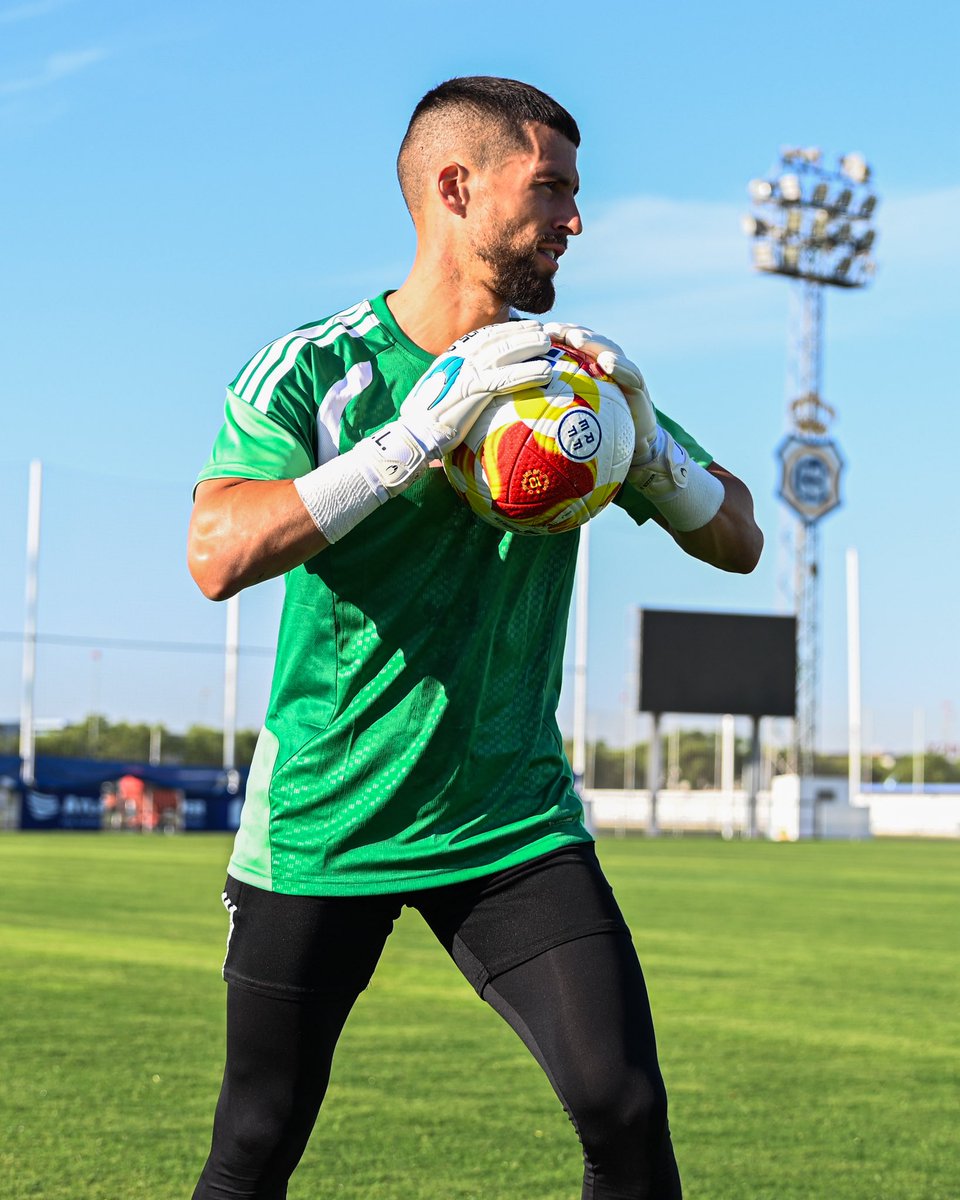 recreoficial's tweet photo. Nueva 𝘁𝗲𝗺𝗽𝗼𝗿𝗮𝗱𝗮, comienzo de 𝕖𝕟𝕥𝕣𝕖𝕟𝕒𝕞𝕚𝕖𝕟𝕥𝕠𝕤, 𝐧𝐮𝐞𝐯𝐚 𝐩𝐢𝐞𝐥 🤍💙

𝑨𝑹𝑹𝑨𝑵𝑪𝑨𝑴𝑶𝑺 👊🏻🏃🏻

#RendirseNoEsCostumbre #DecanoDelFutbolEspañol https://t.co/bJpVpwmQp8