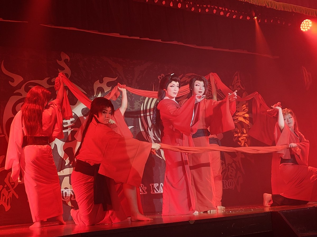 hakataya8's tweet photo. ラスト舞踊ショー
♫天城越え https://t.co/b6DGbGVY2E
