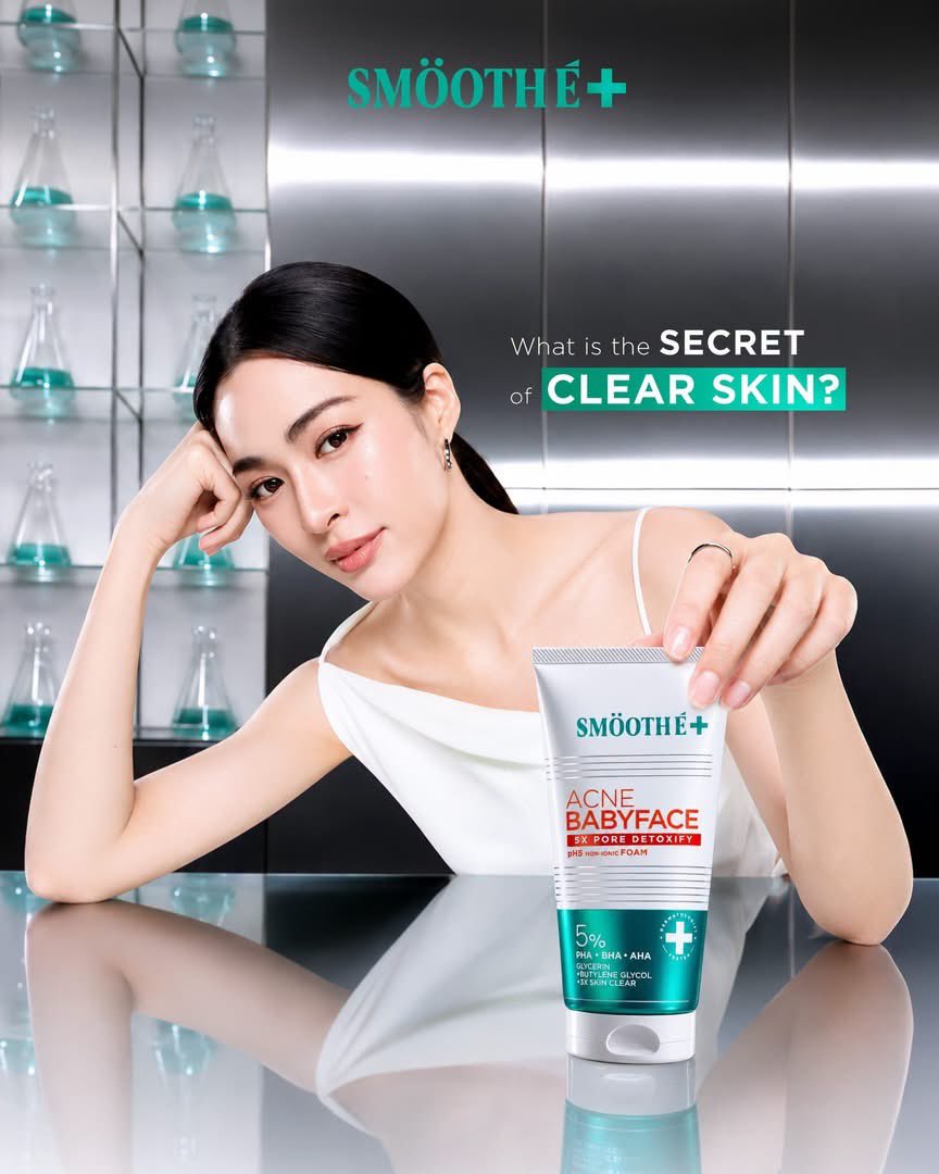 lingling_fans's tweet photo. What is the SECRET of CLEAR SKIN? 🫧

คำตอบอาจไม่ได้อยู่ที่การล้างหน้าให้แรงที่สุด
 แต่อยู่ที่การล้างหน้าให้ “เคลียร์สิว” พร้อมดูแลผิวให้แข็งแรงไปพร้อมกัน

ใหม่! Smooth E BABYFACE ACNE-5 DETOXIFY NON-IONIC FOAM
 โฟมล้างหน้าสำหรับผิวเป็นสิวง่าย พร้อมกับ #LinglingKwong เป็น Presenter โฟมสูตรใหม่ของเรา  🫶

โฟมล้างหน้าลดสิวสูตรเวชสำอางเข้มข้นที่ไม่ได้ช่วยแค่ล้างหน้าให้สะอาดแต่ช่วยดูแลผิวเป็นสิวตั้งแต่ขั้นตอนแรกของการสกินแคร์ 

TRIPLE ACTION
 🧪 PHA ผลัดเซลล์ผิวอย่างอ่อนโยน ลดการอุดตัน
 🧪 BHA เคลียร์สิ่งอุดตันในรูขุมขน ลดความมันและสะสมแบคทีเรีย
 🧪 AHA ผลัดเซลล์ผิวชั้นนอก ให้ผิวดูเรียบเนียนขึ้น

SKIN RECOVERY SYSTEM
 🛡️ Ceramide ช่วยเสริมเกราะป้องกันผิว
 💧 Post-biotic ช่วยดูแลสมดุลผิว ให้ผิวดูแข็งแรงขึ้น

พร้อมสูตร pH5 + Non-Ionic Foam
 ทำความสะอ���ดอย่างอ่อนโยน ไม่ทิ้งผิวแห้งตึงหลังล้างหน้า

เพราะผิวใสของคนเป็นสิว
 ต้องไม่ใช่แค่ “สิวลด” แต่ผิวต้องแข็งแรงขึ้นด้วย

พร้อมวางขายกันแล้วเร็วๆนี้ 

📦 Online Stores
Shopee : Smooth E Official Store
Lazada : Smooth E
TikTok Shop : SmoothE
Line Shopping : @SmoothE_Thailand
https://t.co/BylmMTED6Z

🛒 Offline Stores
P&F
Eveandboy
Beautrium
Watsons
Boots

🖇️ https://t.co/6b3X2cTQUB

#Linglingkwong‌ #หลิงหลิงคอง‌ 
@linglingsirilak