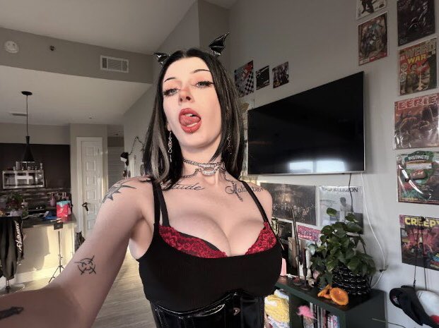 rayprettys's tweet photo. I think "come here" is sooo attractive https://t.co/1Etu7mSEu0