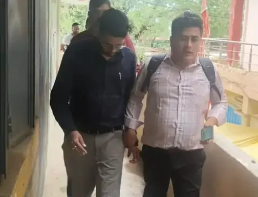 DeshbandhuMp's tweet photo. जबलपुर: पनागर नगर पालिका का सब इंजीनियर ₹40 हजार की घूस लेते रंगेहाथ गिरफ्तार, लोकायुक्त की बड़ी कार्रवाई
https://t.co/vVsXPEBo5W
#JabalpurNews
#LokayuktaAction
#AntiCorruption
#MadhyaPradeshNews
#PanagarNews
#BriberyCase
#MPPolice
#CorruptionFreeIndia
#CrimeUpdate
#JabalpurDiaries
@jabalpurpolice
@SPJabalpur
@jabalpurdm
@MPPoliceDeptt