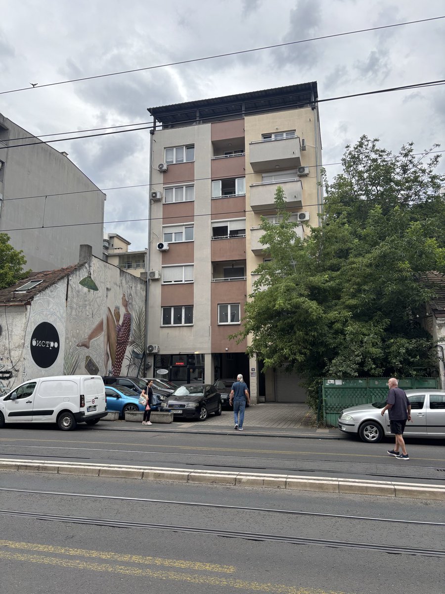 stefansimicbg's tweet photo. Danas sam u Vojvode Stepe 198. Investitor otišao u stečaj. Uni Credit banka prodala potraživanja za 15 hiljada evra. Sada izvršitelj hoće da iseli celu zgradu iako su ljudi platili stanove i imaju dokumenta da su u njihovom vlasništvu. Borićemo se za pravdu u Beogradu. I izborićemo se.