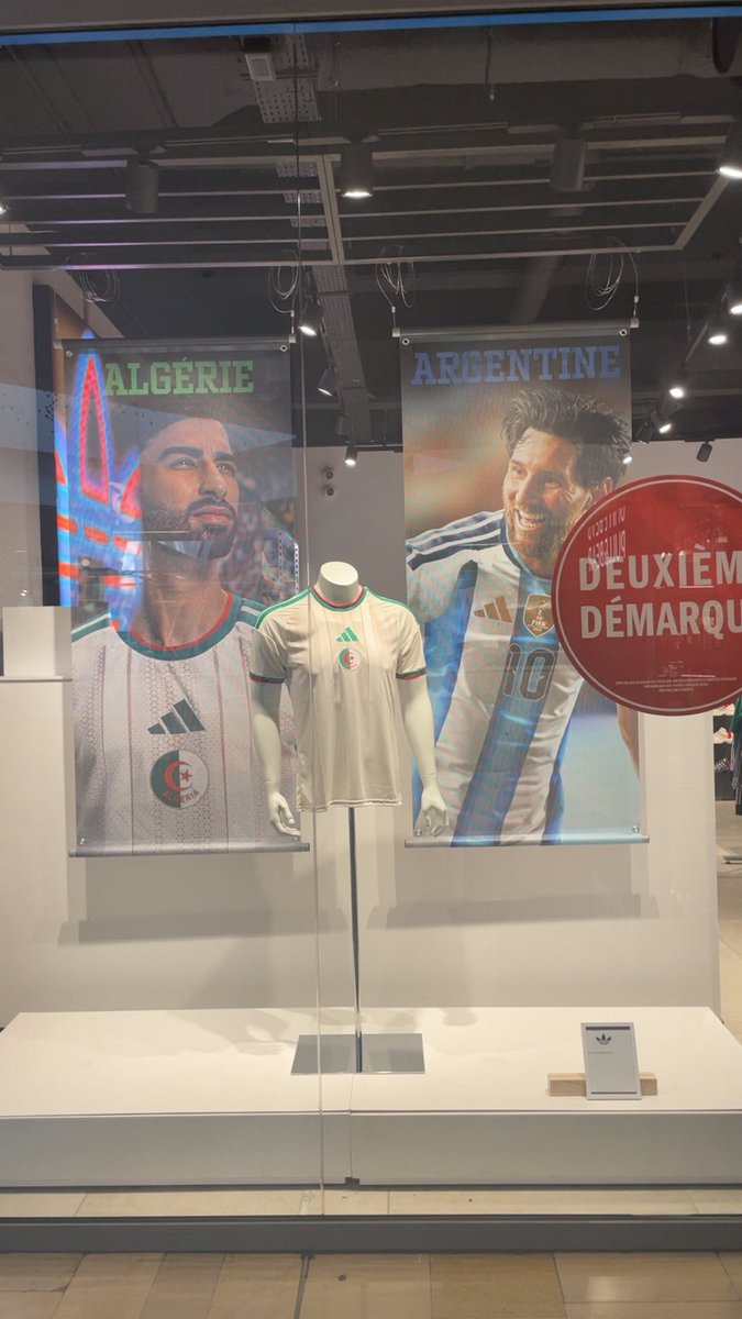 s_mla22's tweet photo. qui a fait ça wsh adidas https://t.co/fsHTonbSVk