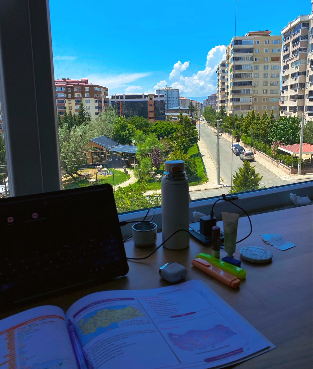efruzzey's tweet photo. 8 temmuz, Dışarıda hayat hızla akıyor https://t.co/65Hrho2786