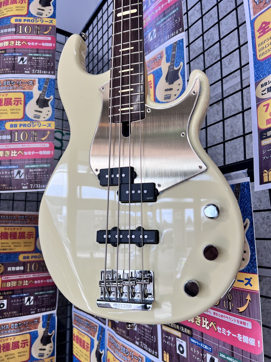 apollon_sanjo's tweet photo. 【YAMAHA BBフェア開催中！】
購入特典、限定イメチェン用ピックガードに
アノダイズドゴールド風を追加いたしました！
BBのトラッドで洗練されたデザインに更に渋い雰囲気が出ます…✨
オリジナルな見た目のベースが欲しい方は三条店へ！
※アノダイズドゴールド風のみアップチャージとなります。 https://t.co/k3uydDeSPC