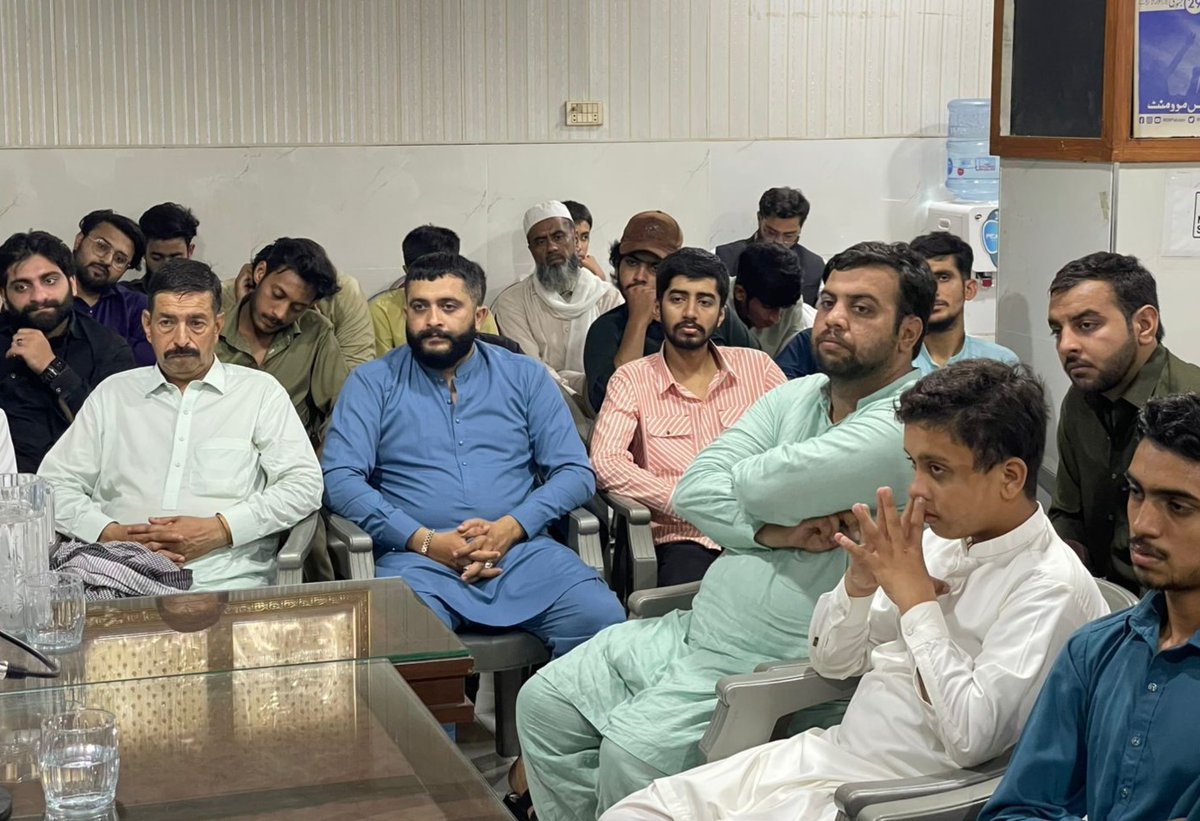 MSMPakistan_'s tweet photo. مصطفوی سٹوڈنٹس موومنٹ (MSM) سینٹرل گوجرانوالہ کے زیرِ اہتمام فکرِ شبیری کے فروغ اور نوجوانوں کی فکری تربیت کے لیے ایک پروقار "ذکرِ امام حسین علیہ السلام کانفرنس" کا شاندار انعقاد کیا گیا، جس میں میاں انصر محمود ناظم، تحریک منہاج القرآن تنظیمات سینٹرل پنجاب نے "ذکرِ امام حسین علیہ السلام" کے موضوع پر انتہائی فکر انگیزخطاب کیا۔ انہوں نے نوجوانوں پر اسوہِ شبیری پر عمل پیرا ہونے اور حق پر ڈٹ جانے کی اہمیت کو واضح کیا۔ اس روحانی و فکری نشست میں تحریک منہاج القرآن گوجرانوالہ کے ذمہ داران، مختلف کالجز اور یونیورسٹیز کے طلبہ، اور MSM سینٹرل گوجرانوالہ کے جملہ ذمہ داران و کارکنان نے کثیر تعداد میں شرکت کر کے پختہ عزم کا اظہار کیا۔ کانفرنس کے اختتام پر بارگاہِ الٰہی میں شہداءِ کربلا کے عظیم درجات کی بلندی، مشن کی کامیابی اور ملک و ملت کی سلامتی کے لیے خصوصی رقت آمیز دعا کی گئی۔
۔
۔
۔
#zikarimamhussain #conference #MSMPakistan #Gujranwala