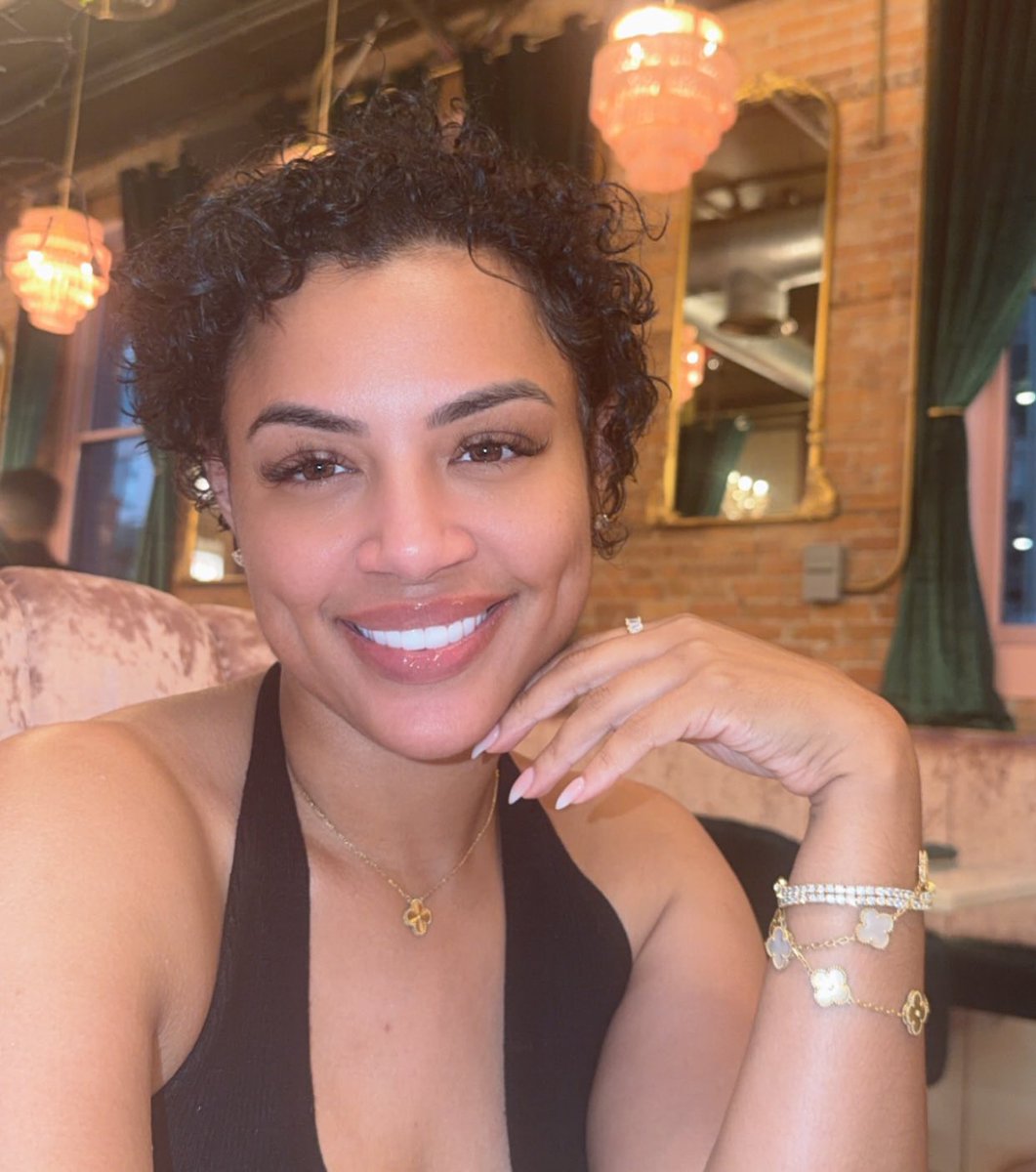 OnlyBeautyNew's tweet photo. Wearing my favorite accessory: my smile ☺️🥰 https://t.co/49gXB0buM4