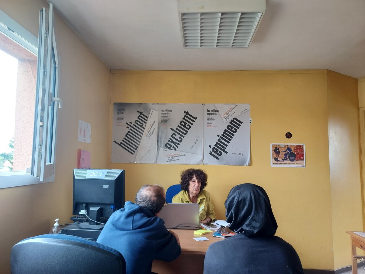 le_Parisien's tweet photo. « Un marché lucratif de la misère » : l’accompagnement administratif des étrangers, un business en plein boom
➡️ https://t.co/JmpXHnfEA4 https://t.co/dPcbWYq7P3