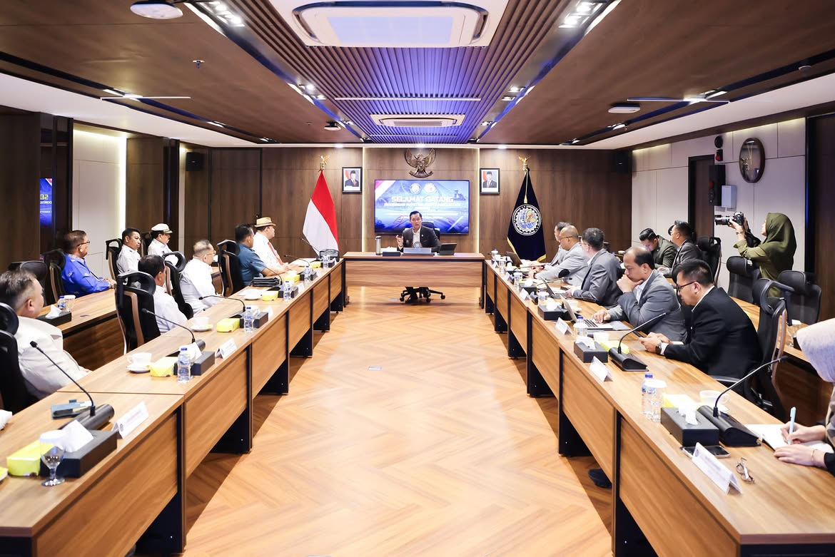 AgusYudhoyono's tweet photo. Sebagai negara kepulauan terbesar di dunia, perhubungan dan konektivitas maritim merupakan urat nadi pemerataan pembangunan, efisiensi logistik, serta ketahanan ekonomi nasional.

Siang tadi (7/7), saya menerima audiensi jajaran pengurus pusat Indonesia Maritime Pilots Association (INAMPA). Saya menegaskan bahwa sektor perhubungan sangat vital. Karena itu, saya berkomitmen untuk terus membangun narasi besar yang diikuti kebijakan nyata guna menjawab tantangan konektivitas Indonesia.

Kita ingin terus memperkuat konektivitas antarwilayah melalui peningkatan kapasitas maritim. Indonesia memiliki karakter yang unik dan masih menghadapi berbagai keterbatasan. Karena itu, penguatan sektor ini harus menjadi perhatian kita bersama.

Upaya tersebut sangat bergantung pada kualitas sumber daya manusia, termasuk para pandu maritim. Ini adalah profesi yang penting dan mulia, sehingga perlu mendapat dukungan agar semakin profesional dan terus berkembang.

Saya juga menyambut baik dan mendukung penuh kesiapan Indonesia menjadi tuan rumah Kongres IMPA ke-27 di Bali pada Agustus mendatang. Ini menjadi momentum untuk menunjukkan kapasitas maritim Indonesia yang aman, tertib, dan berkelanjutan di mata dunia.

Terima kasih atas dedikasi para Perwira Pandu Maritim Indonesia. Mari bersama-sama membangun konektivitas Nusantara yang andal, efisien, dan inklusif bagi seluruh rakyat.