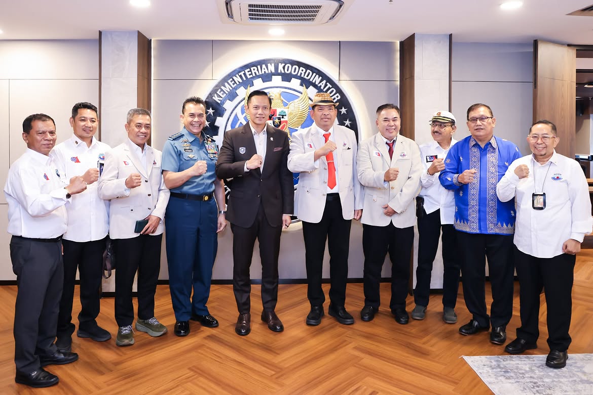 AgusYudhoyono's tweet photo. Sebagai negara kepulauan terbesar di dunia, perhubungan dan konektivitas maritim merupakan urat nadi pemerataan pembangunan, efisiensi logistik, serta ketahanan ekonomi nasional.

Siang tadi (7/7), saya menerima audiensi jajaran pengurus pusat Indonesia Maritime Pilots Association (INAMPA). Saya menegaskan bahwa sektor perhubungan sangat vital. Karena itu, saya berkomitmen untuk terus membangun narasi besar yang diikuti kebijakan nyata guna menjawab tantangan konektivitas Indonesia.

Kita ingin terus memperkuat konektivitas antarwilayah melalui peningkatan kapasitas maritim. Indonesia memiliki karakter yang unik dan masih menghadapi berbagai keterbatasan. Karena itu, penguatan sektor ini harus menjadi perhatian kita bersama.

Upaya tersebut sangat bergantung pada kualitas sumber daya manusia, termasuk para pandu maritim. Ini adalah profesi yang penting dan mulia, sehingga perlu mendapat dukungan agar semakin profesional dan terus berkembang.

Saya juga menyambut baik dan mendukung penuh kesiapan Indonesia menjadi tuan rumah Kongres IMPA ke-27 di Bali pada Agustus mendatang. Ini menjadi momentum untuk menunjukkan kapasitas maritim Indonesia yang aman, tertib, dan berkelanjutan di mata dunia.

Terima kasih atas dedikasi para Perwira Pandu Maritim Indonesia. Mari bersama-sama membangun konektivitas Nusantara yang andal, efisien, dan inklusif bagi seluruh rakyat.