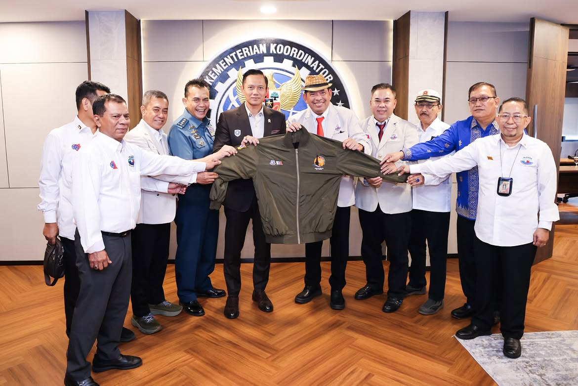 AgusYudhoyono's tweet photo. Sebagai negara kepulauan terbesar di dunia, perhubungan dan konektivitas maritim merupakan urat nadi pemerataan pembangunan, efisiensi logistik, serta ketahanan ekonomi nasional.

Siang tadi (7/7), saya menerima audiensi jajaran pengurus pusat Indonesia Maritime Pilots Association (INAMPA). Saya menegaskan bahwa sektor perhubungan sangat vital. Karena itu, saya berkomitmen untuk terus membangun narasi besar yang diikuti kebijakan nyata guna menjawab tantangan konektivitas Indonesia.

Kita ingin terus memperkuat konektivitas antarwilayah melalui peningkatan kapasitas maritim. Indonesia memiliki karakter yang unik dan masih menghadapi berbagai keterbatasan. Karena itu, penguatan sektor ini harus menjadi perhatian kita bersama.

Upaya tersebut sangat bergantung pada kualitas sumber daya manusia, termasuk para pandu maritim. Ini adalah profesi yang penting dan mulia, sehingga perlu mendapat dukungan agar semakin profesional dan terus berkembang.

Saya juga menyambut baik dan mendukung penuh kesiapan Indonesia menjadi tuan rumah Kongres IMPA ke-27 di Bali pada Agustus mendatang. Ini menjadi momentum untuk menunjukkan kapasitas maritim Indonesia yang aman, tertib, dan berkelanjutan di mata dunia.

Terima kasih atas dedikasi para Perwira Pandu Maritim Indonesia. Mari bersama-sama membangun konektivitas Nusantara yang andal, efisien, dan inklusif bagi seluruh rakyat.
