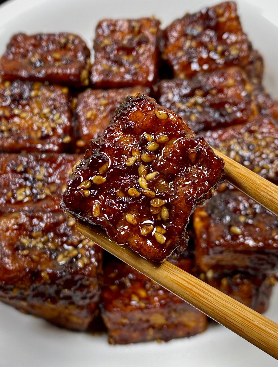 iiiiiiiifsh's tweet photo. 只用准备豆腐+淀粉+芝麻+蜂蜜的照烧豆腐
巨好吃！外酥里嫩，咸甜可口，酱汁浓郁。
一口一块好吃到停不下来了！
妥妥的下饭菜，越吃越香
一上桌就秒光！喜欢吃豆腐的姐妹快来做做吧！ https://t.co/t0BsRRz9xu
