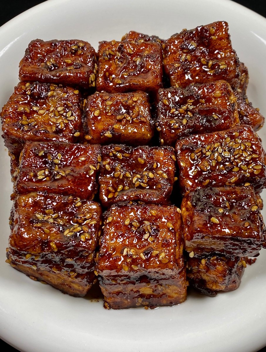 iiiiiiiifsh's tweet photo. 只用准备豆腐+淀粉+芝麻+蜂蜜的照烧豆腐
巨好吃！外酥里嫩，咸甜可口，酱汁浓郁。
一口一块好吃到停不下来了！
妥妥的下饭菜，越吃越香
一上桌就秒光！喜欢吃豆腐的姐妹快来做做吧！ https://t.co/t0BsRRz9xu