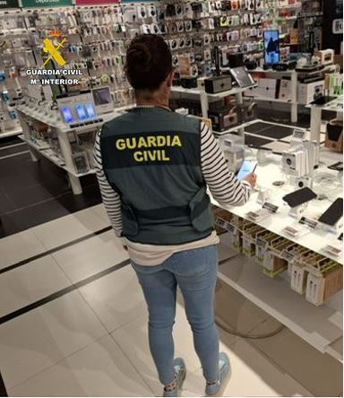 GC062VALLADOLID's tweet photo. 🚔📱 Investigada una persona por un presunto delito de #Estafa en la #OperaciónSMARTZA
Tras devolver fraudulentamente un smartphone valorado en 1.289 €, la investigación de la #GuardiaCivil permitió identificar al presunto autor
#ArroyoDeLaEncomienda #Valladolid #ComercioSeguro https://t.co/d9PW7ItonT