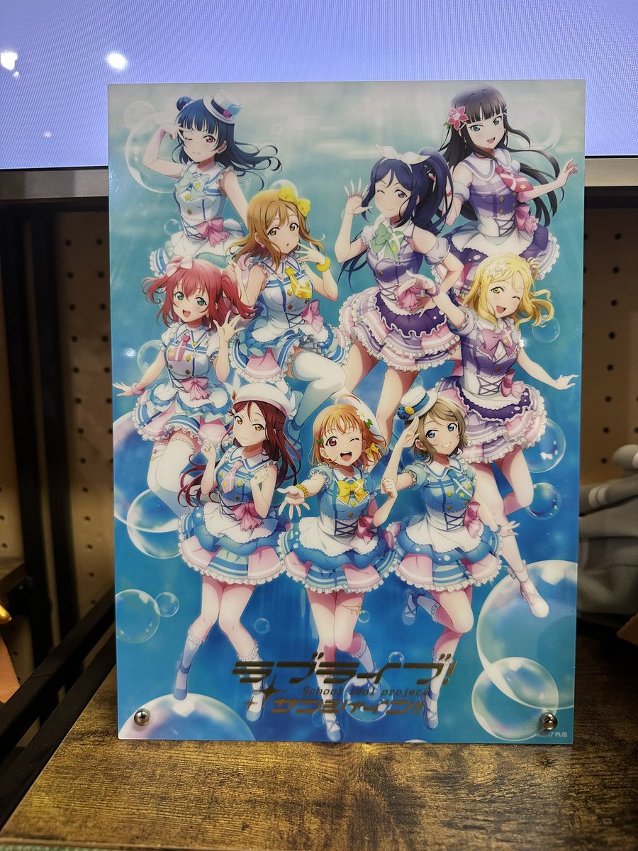 s_yusui's tweet photo. ７月８日（水）

当館に新しいグッズを設置いたしました🐳
15th Anniversary ラブライブ！フェス先行抽選申込券封入商品となったアクリルスタンドです。
Aqoursの原点である「君のこころは輝いているかい？」の衣装となっております。
是非、当館でもご覧くださいませ！

#Aqours
#lovelive https://t.co/Qhk8qdjU9N