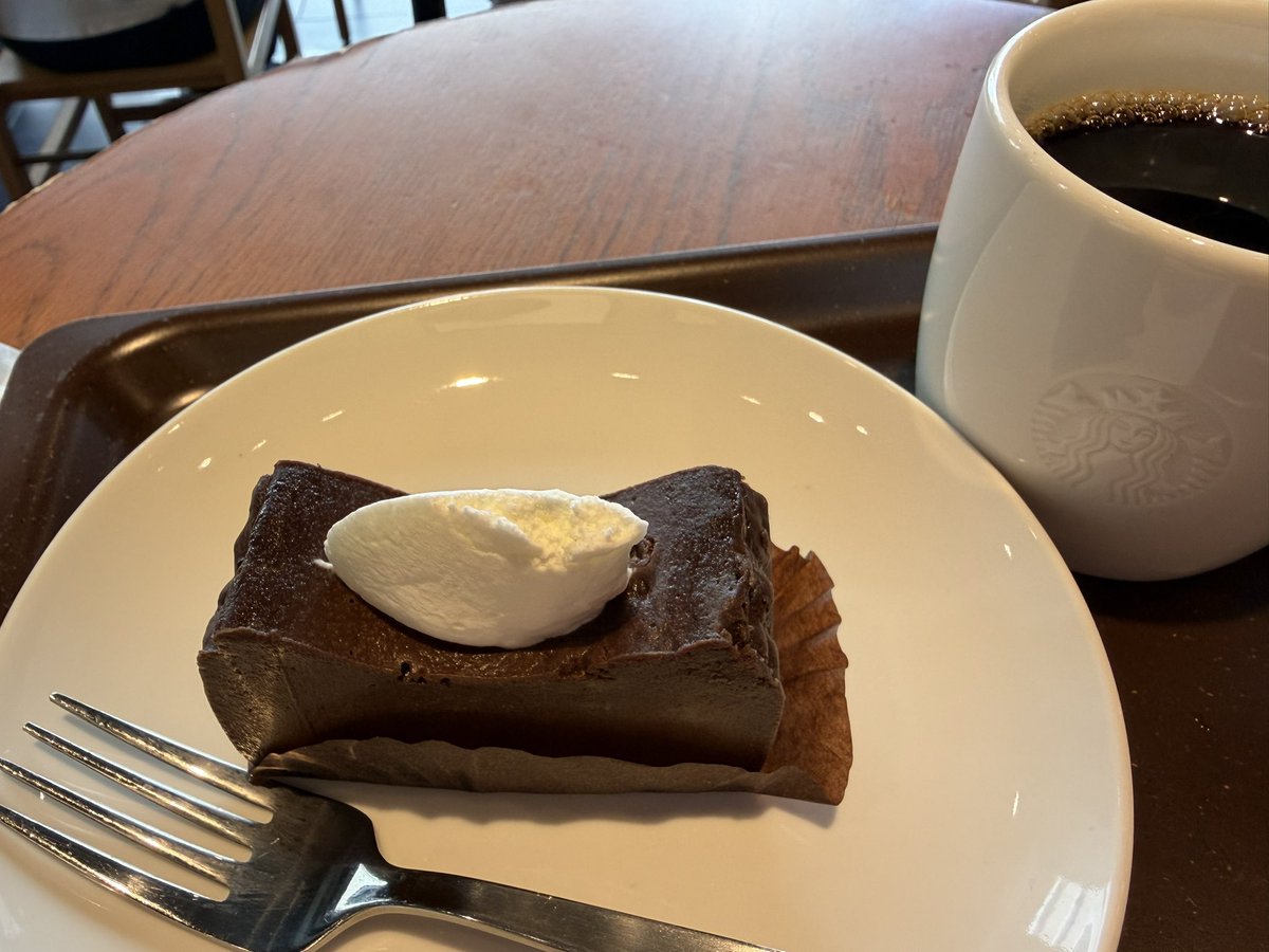 reila24's tweet photo. コーヒーを注文して『ホットですかー⁉️』と驚く声をあげられる季節になりました。
毎度のことですね🤭
チョコテリーヌ、美味しいね💞 https://t.co/OKBguprBNz