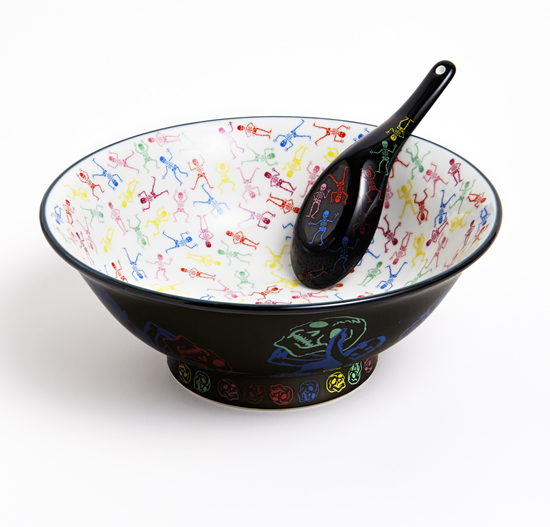 artplanety's tweet photo. 【人気陶器商品】

「ラーメンどんぶり展」でも
大変ご好評いただいていた陶器商品です。

●横尾忠則　ラーメンどんぶりとレンゲ（美濃焼）

商品ID：YY018

ぜひオンラインショップでご覧ください。

▽商品ページ
https://t.co/P9tJO4vYW7 https://t.co/IgIW3M5UO9