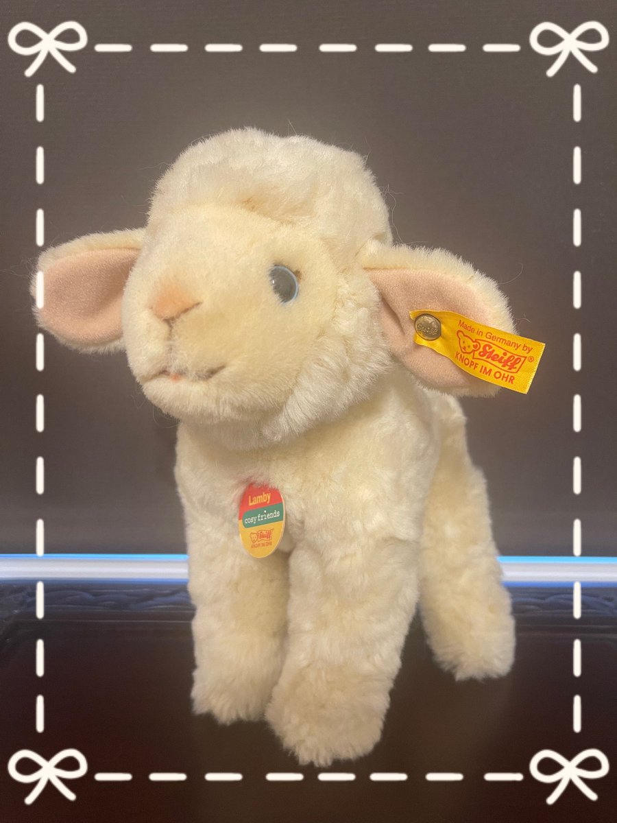nukocchi's tweet photo. ママが愛子さまの真似をしてぬこっちに
買ってくれたシュタイフのテディベア達
3枚目のコが好きでよく手をつないでいたよ
すごく大切にしててタグもまあまあ綺麗
小さい時から自分の宝物が汚れるのが
嫌だったから物持ちいいでしょ https://t.co/TS0CU3Hmlj