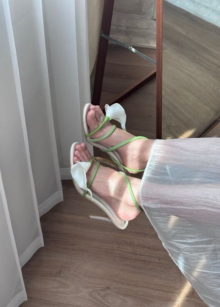 affifx's tweet photo. Cute shoes matching my flowers. 🌺 🩰 https://t.co/ke0sgXhMqU