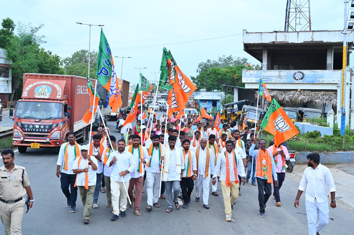 RameshSree17's tweet photo. Bjym ర్యాలీ పాయకరావుపేట అనకాపల్లి జిల్లా https://t.co/rQB5FlcbPj