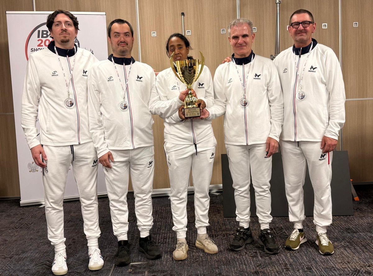 FFHandisport's tweet photo. 🥉 Bravo à l'équipe de France de Showdown !

Nos Bleus décrochent une superbe 3ᵉ place par équipe, récompensant leur engagement, leur solidarité et leur combativité tout au long de la compétition.

Félicitations à toute l'équipe et au staff pour cette belle performance ! 🇫🇷👏 https://t.co/pmAkkWhzpt