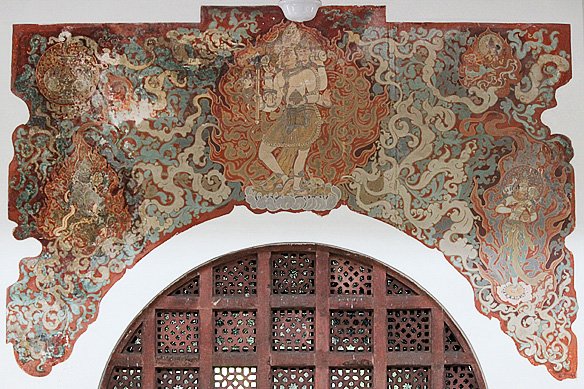anya_wanders's tweet photo. The frescoes at Kirti Mandir by Nandalal Bose depict four narrative themes - Gangavatarana, Life of Mirabai, Natir Puja, and battle of Mahabharata. Executed in the fresco-secco technique, they are among Bose's most significant large-scale mural commissions. https://t.co/8qfuqD6JjJ