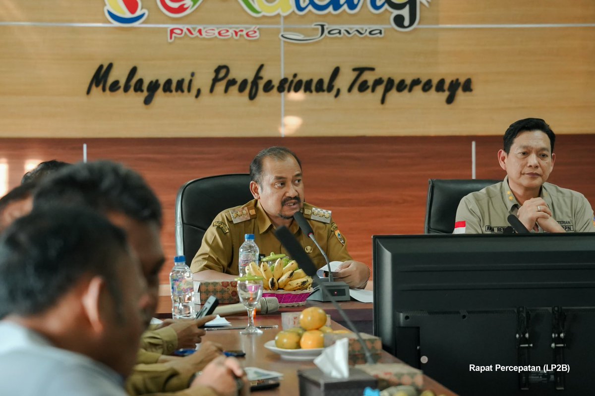 Bupati_Pemalang's tweet photo. Mari kita dukung penuh jalannya integrasi ini agar tata ruang wilayah Kabupaten Pemalang semakin tertata, adil, dan membawa manfaat berkelanjutan bagi seluruh masyarakat.
#LP2B #AnomWidiyantoro #KabupatenPemalang #PemalangBercahaya #BupatiPemalang https://t.co/4bA2beS5EL