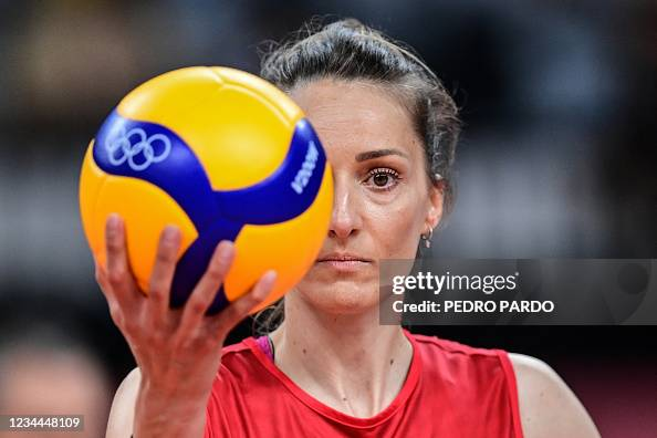 Temmzvolley's tweet photo. Kararsızlık deyince 🇷🇸Maja Ognjenovic

2016'da milli takımı bıraktı
2018'de milli takıma döndü

2021'de milli takıma veda sinyali verdi
2023'de milli takıma geri döndü

2024'de milli takım kariyerini noktaladı
2026'da milli takıma geri döndü

📍2012'den başlayan bir emeklilik ikilemi var

Bugün Sırbistan forması ile yazın ilk maçına çıkacak