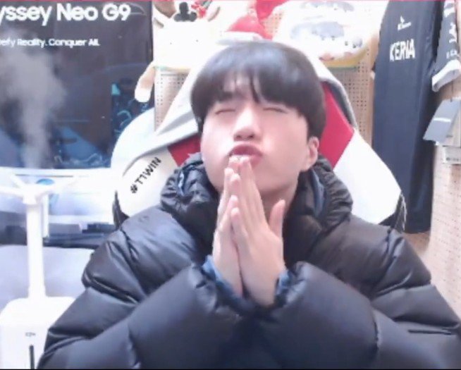 T1keriapics's tweet photo. 3 MORE GAMES T1 LETS GOOO!! NEVER GIVE UP!! FIGHTING!! JEBAL!! https://t.co/OMLUOkDfyw