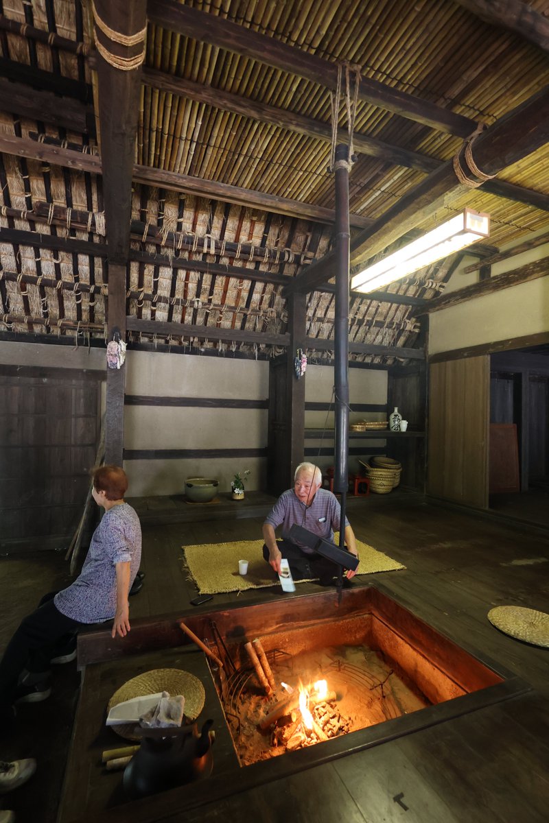 YAITA_BUNKA's tweet photo. 市内の文化財・荒井家住宅にて、囲炉裏で火をくべました🔥
文化財維持のための燻蒸として行ったものですが、所有者の親族や文化財ボランティアなどたくさんの人があつまり、にぎやかな一日となりました！ https://t.co/wabt8lUgWV