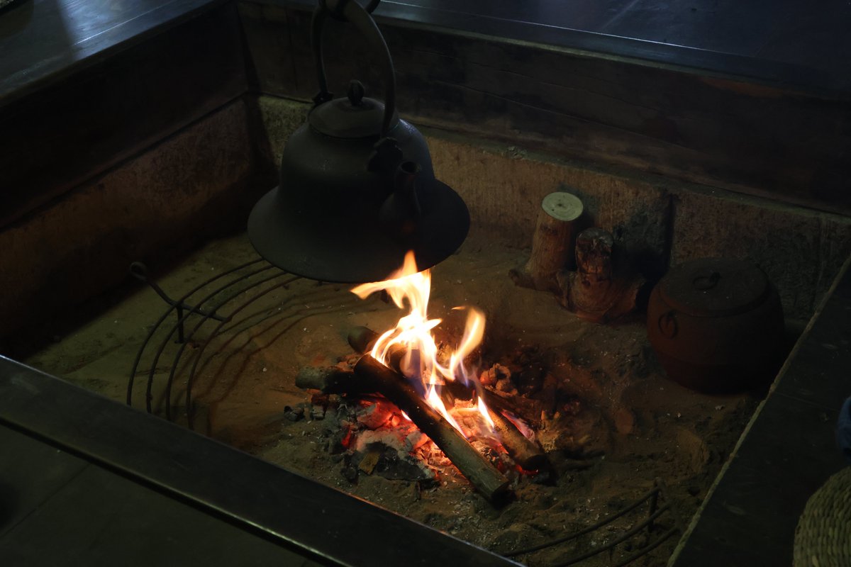 YAITA_BUNKA's tweet photo. 市内の文化財・荒井家住宅にて、囲炉裏で火をくべました🔥
文化財維持のための燻蒸として行ったものですが、所有者の親族や文化財ボランティアなどたくさんの人があつまり、にぎやかな一日となりました！ https://t.co/wabt8lUgWV