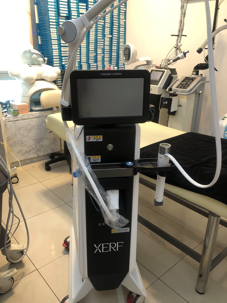 skinfacecom's tweet photo. 当院で受けられる施術をご紹介します🙌
❤️XERF　ーデュアル周波数RFを採用したリフトアップ・たるみ治療
XERFは、6.78MHzと2MHzの2種類の高周波（RF）エネルギーを組み合わせたデュアルRFシステムを採用したリフトアップ治療です。
異なる周波数の高周波エネルギーを照射することで、真皮層から皮下脂肪層まで熱エネルギーを届け、肌の引き締めやハリ感の向上をサポートします。また、フェイスラインやあご下のもたつきなど、たるみが気になる部位へのアプローチも期待できます。
メスを使用せず、自然な印象のリフトアップを目指したい方に適した治療です。
6.78MHzと2MHzのデュアル周波数を採用しており、真皮層と皮下脂肪層の両方にアプローチできる点が特徴です。他のRF治療と比較して、より立体的な引き締めを目指した設計です。
💡このような方におすすめ
・フェイスラインのもたつきが気になる方
・二重あごが気になる方
・頬のたるみが気になる方
・肌のハリ不足が気になる方
・切らないたるみ治療をご希望の方
💡期待できる効果
・フェイスラインをすっきりとした印象へ導く
・あご下のもたつき改善
・頬のたるみ改善
・肌のハリ・弾力の向上
・小じわの改善
・ほうれい線を目立ちにくくする
※効果には個人差があります。
💡効果を実感するまで
施術直後から肌の引き締まりを感じる方もいます。その後、コラーゲンのリモデリングが進むことで、1〜3か月程度かけてさらなる変化が期待されます。
💡効果の持続期間
約6〜12か月
※持続期間には個人差があります。
💡ダウンタイム
ダウンタイムは比較的少なく、施術後に軽度の赤みが生じることがありますが、多くは数時間以内に落ち着きます。
💡痛み
施術中は温かさを感じる程度で、比較的快適に受けていただけます。痛みの感じ方には個人差があります。