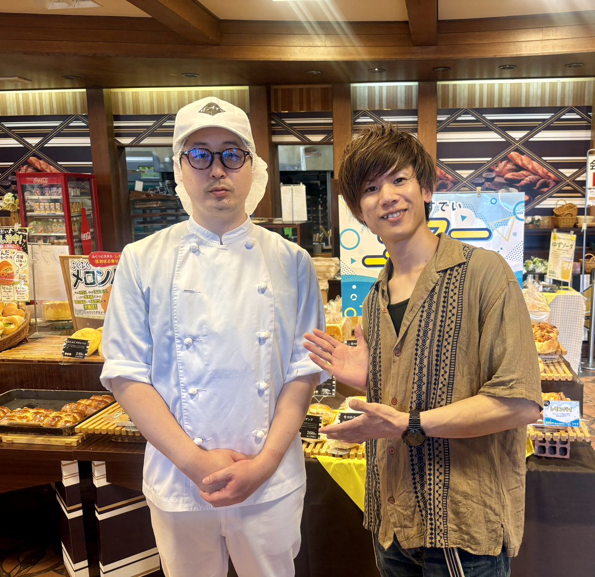 TaskuValue5580's tweet photo. ラジオ番組【翼tasku 未来へのValue】
石窯パン工房ばーすでい利府菅谷台店へ対談収録📻ゲストは店長の松岡さん✨

大好きなあんドーナツを食べたら口周りに粉砂糖いっぱい🤭

#石窯パン工房ばーすでい
#翼tasku
#ラジオ収録
#fmいずみ
#あんドーナツ https://t.co/pgIzjX9UGw