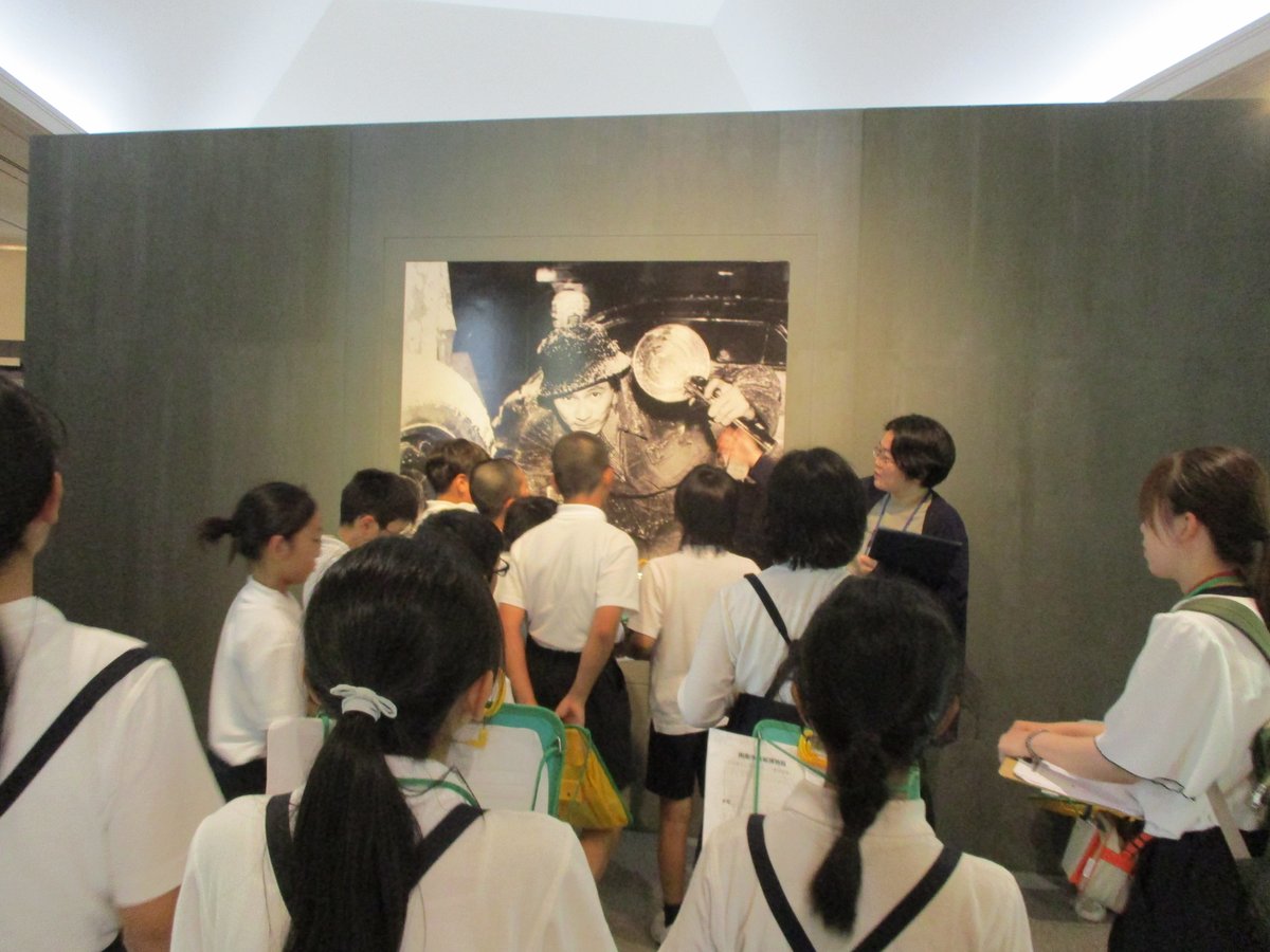 Shunan_bihaku's tweet photo. 【#魯山人の宇宙】#団体鑑賞　戸田小学校５年生のみなさんが来てくれました。学芸員の話を聞いて、熱心にメモを取っていました。また、常設展示 #林忠彦記念室 #まど・みちおコーナー にも興味津々でした。  また来てくださいね！ 🌻 #周南市美術博物館 https://t.co/QvNyXypSSF