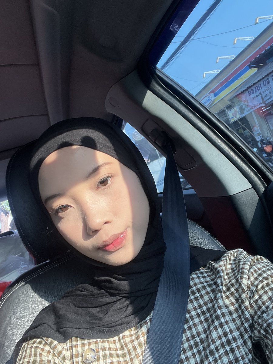 vssii00's tweet photo. lagi suka hijab begini, jadi kyk orang alim kalem muslimah sejati https://t.co/6h1VRtzGEf