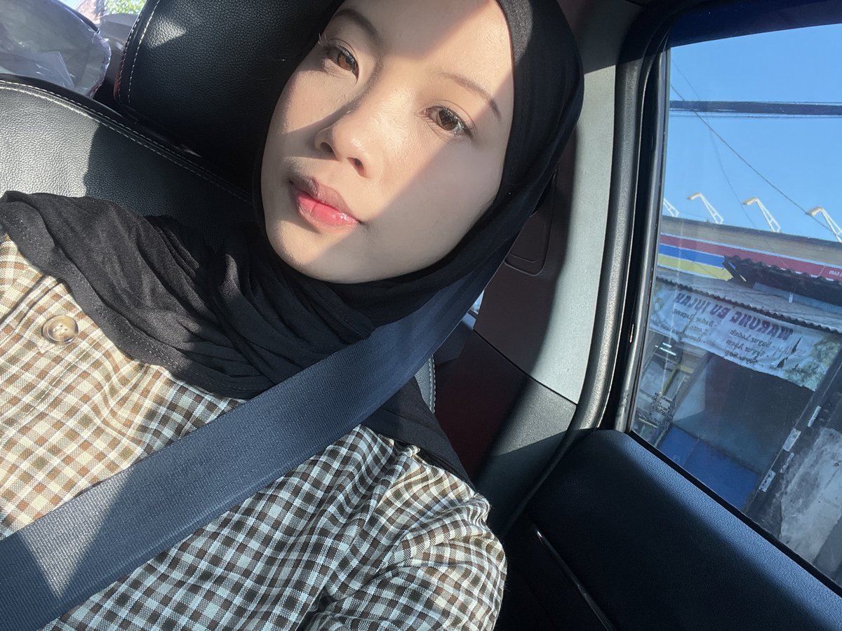 vssii00's tweet photo. lagi suka hijab begini, jadi kyk orang alim kalem muslimah sejati https://t.co/6h1VRtzGEf